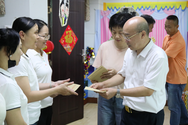 图为慰问现场